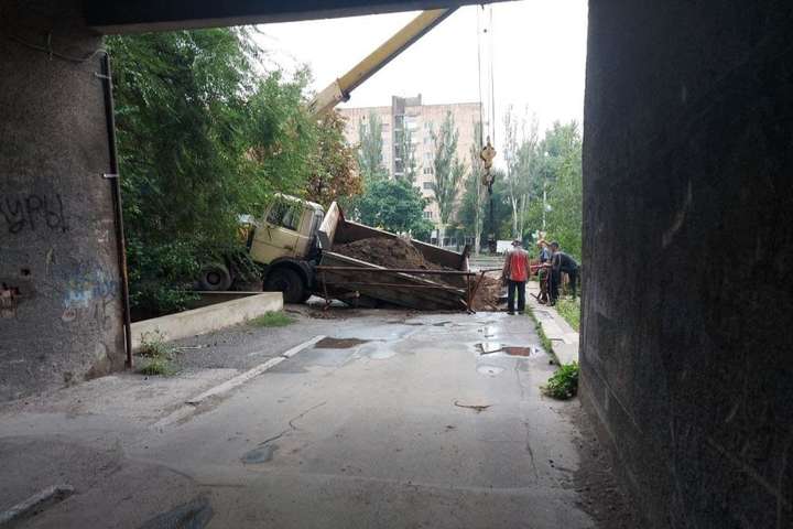 Окупований Донецьк в руїнах: у покинуту яму провалився самоскид (фото)