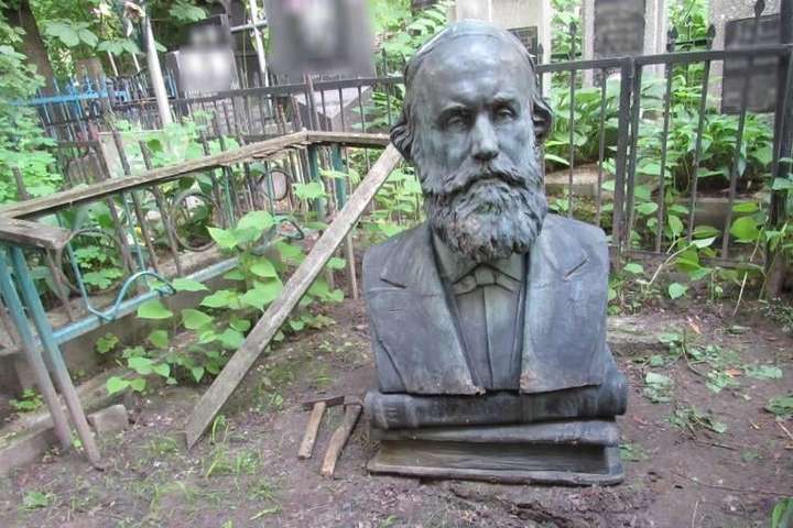 У Києві судитимуть вандалів, які на Байковому кладовищі розтрощили могилу вченого (фото)