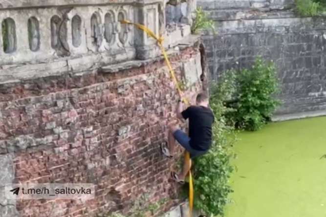 На Харківщині хлопець поліз у водойму, щоб дістати вейп для дівчини (відео)