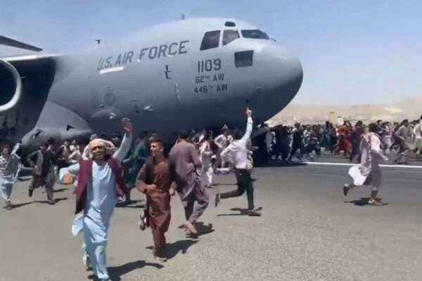 В аэропорту Кабула неизвестные открыли огонь по американским военным