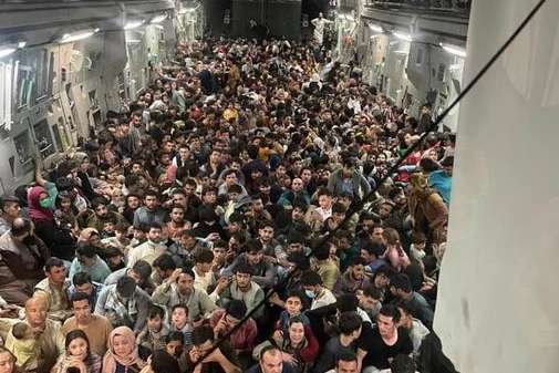 Показали фото з літака, який евакуює людей з Афганістану (фото)