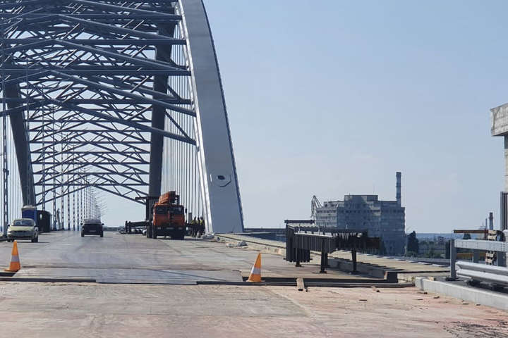 Будівництво Подільського мосту. Прокуратура оголосила посадовцю підозру у збитках на 4,5 млн грн