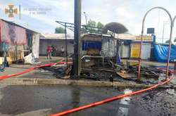 На Троєщинському ринку вщент згоріла палатка торговців (відео)