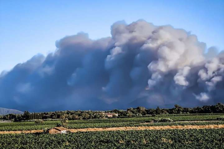 Масштабні пожежі у Франції, тисячі людей евакуйовані (відео, фото)