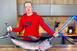 Популярный украинский блогер получил серьезные ожоги после попытки приготовить гигантский Skittles