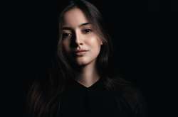 Выглядеть молодо в 45 с помощью скотча. Блогерша раскрыла необычный лайфхак