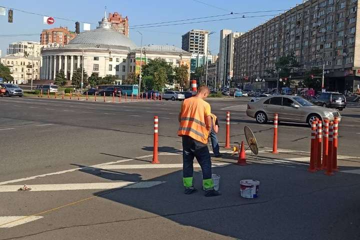 Із вулиць Києва зникли огороджувальні стовпчики. Дорожники назвали причину (фото)
