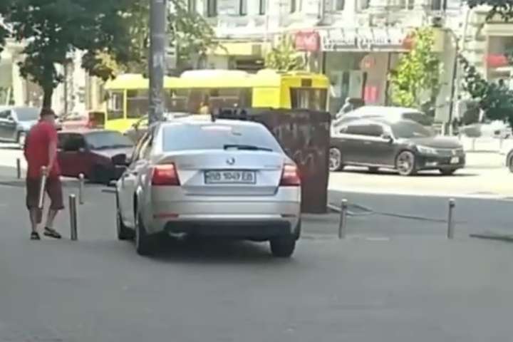 У центрі Києва продовжують працювати «чорні паркувальники» (відео)