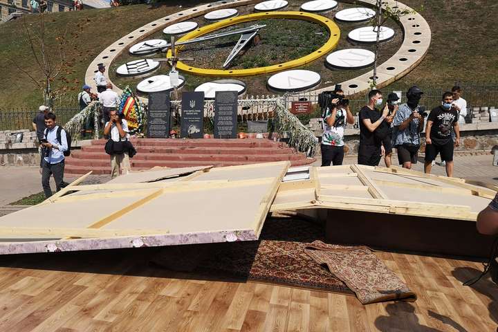 На Алеї Героїв Небесної сотні сутички: активісти знесли ганебну інсталяцію (фото)