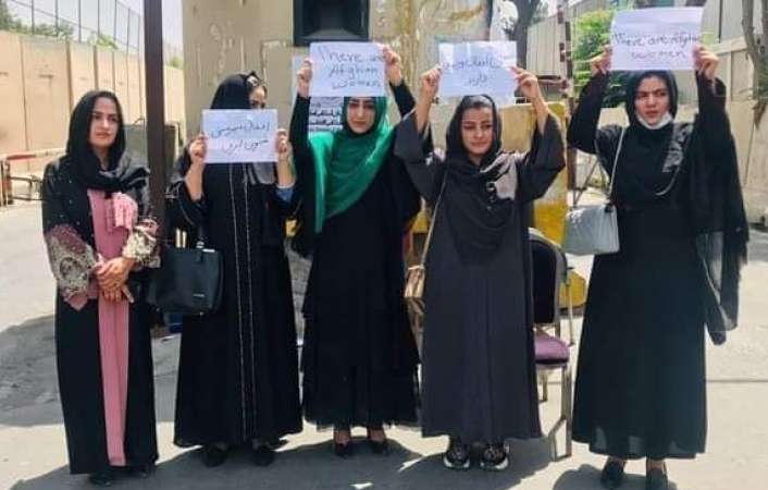 Афганські жінки вийшли на першу акцію протесту проти талібів