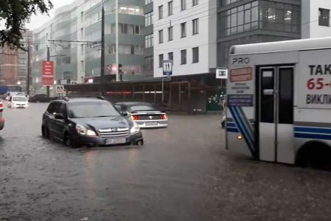 Негода у Хмельницькому: повалені дерева, затоплені вулиці (фото, відео) 