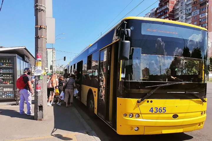 Через репетицію параду в Києві не ходитимуть автобуси, тролейбуси і трамваї (перелік)