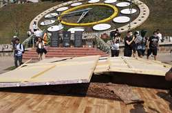 Комунальники разом із активістами демонтували декорації перед портретами Героїв Небесної сотні