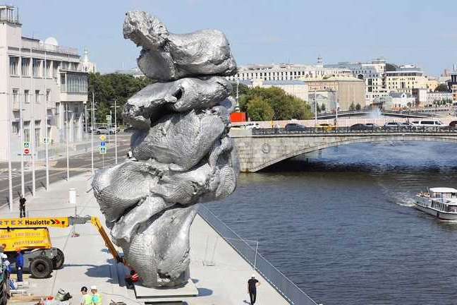 У Москві встановили неоднозначний пам’ятник: на що це схоже? (фото, відео)