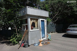 Група осіб без  певного місця проживання оселилися  у паркувальній будці біля популярного пивного клубу та вимагають грошей у водіїв 