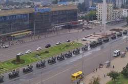 Колона бронетехніка пройшла повз ТЦ «Україна»