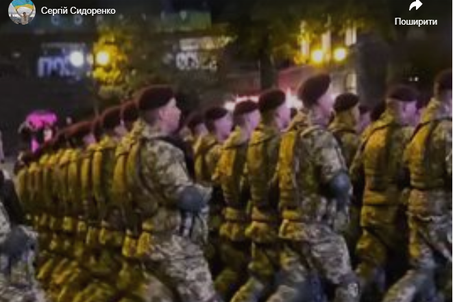 Військові у центрі Києва на репетиції параду співали «Путін – х#йло»? (відео)