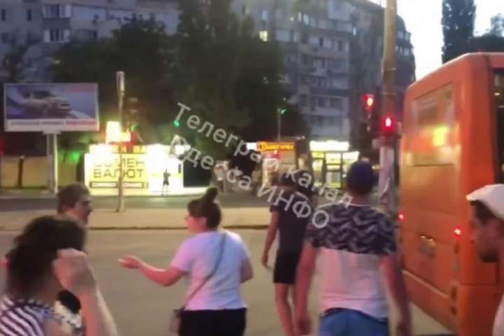 В Одесі люди на зупинці побили іншого пасажира (відео 18+)