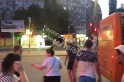 В Одесі люди на зупинці побили іншого пасажира (відео 18+)