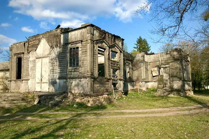 Від старовинної церкви на Київщині лишилися самі руїни (фото)