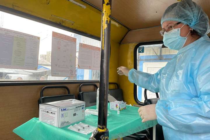 У Києві розпочалась «вакцинація на колесах» (фото)