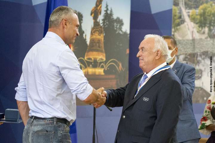 Кличко вручив кращим киянам нагороди та відзнаки до Дня Незалежності