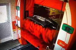 Через помилку водія мийка зруйнувала автомобіль