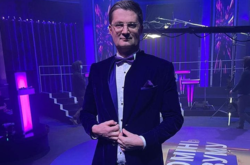 Радовался, что припарковался в тени. На автомобиль известного телеведущего упало дерево (фото)