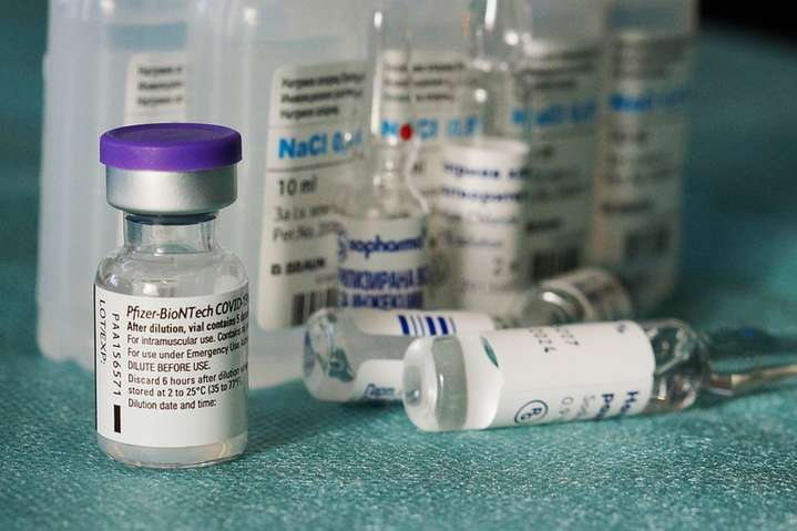 В США рекомендуют прививку третьей дозой