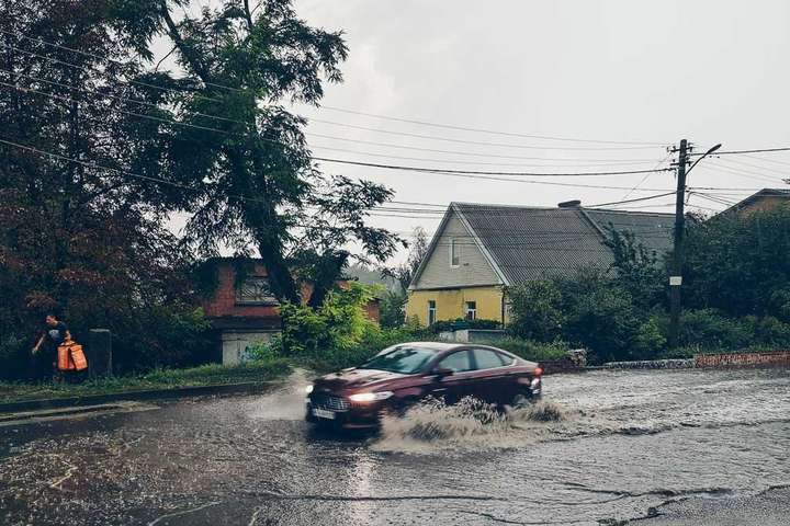 Дніпро потерпає від зливи: вулицями міста плавають авто 