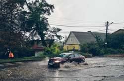 Дніпро потерпає від зливи: вулицями міста плавають авто 