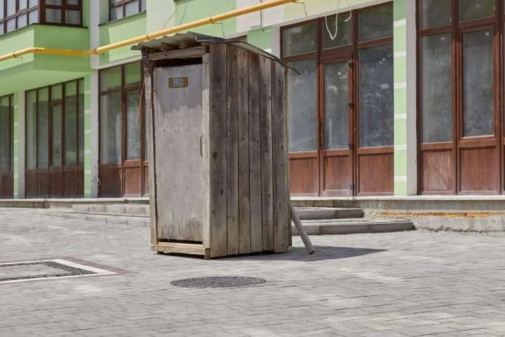 Сотні українських шкіл досі не мають нормальних вбиралень