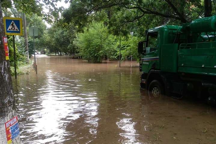 Сімферополь затопило: за пару годин випала півторамісячна норма опадів (відео)