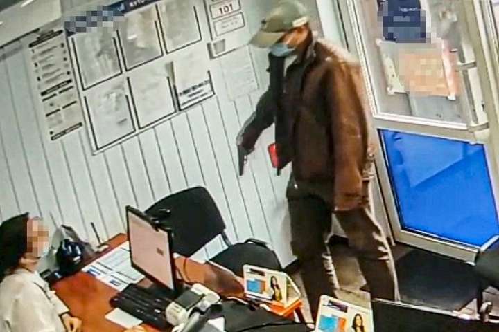 Поліція затримала грабіжника, який вчиняв напади на кредитні установи Києва (фото, відео)