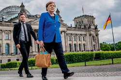  Поїздка Меркель до Москви має жахливий вигляд. «…вона напрошується на роботу у правлінні «Газпрому», – висловив підозру Андерс Ослунд 