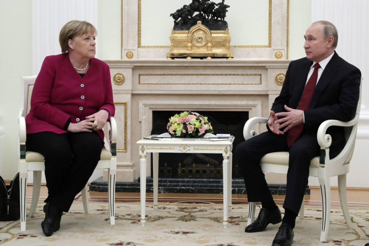 Меркель рассказала, о чем будет говорить с Путиным