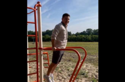  Владимир Зеленский показал, как он отжимается на брусьях 