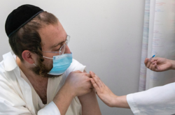 Израиль начинает вакцинацию третьей дозой