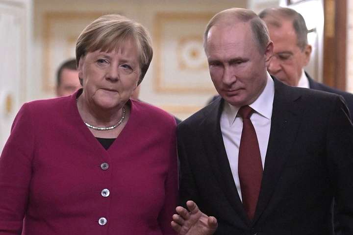 Путін сказав про це у розмові з канцлеркою Німеччини Ангелою Меркель - Ухвалення Україною закону про перехідний період на Донбасі означатиме вихід Києва з Мінських угод – Путін