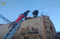 Рятувальники зняли дівчину з вагона за допомогою мотузки, драбини та нош