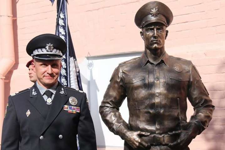 Глава полиции Киевщины открыл похожий на себя памятник 