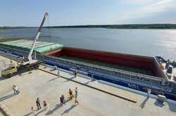 Баржа з херсонськими кавунами прибула до столиці (фото)