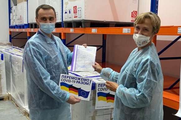 Україна отримала від Німеччини 1,5 млн доз вакцини AstraZeneca
