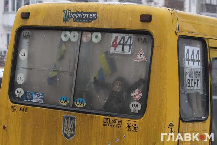 У Києві водій побив та викинув пасажирку-іноземку з маршрутки (відео 18+)