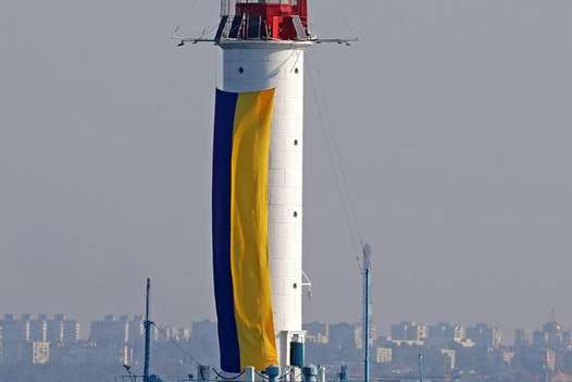 У Одесі на маяку підняли величезний прапор України (відео)