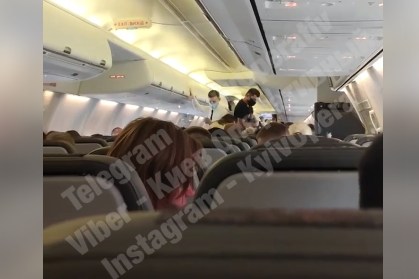 У Борисполі через затримку рейсу у літаку стало зле пасажирам (відео)