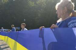 Рекордно довгий прапор України з'єднав дві області (фото)