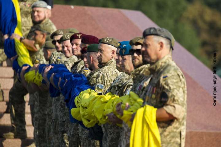Ветерани війни з РФ підняли над Києвом найбільший прапор України (фото)