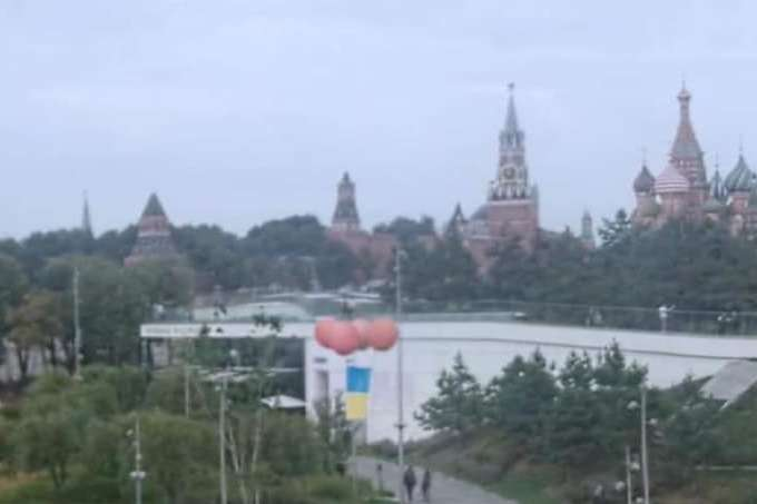 В небо возле Кремля поднялся флаг Украины (видео)