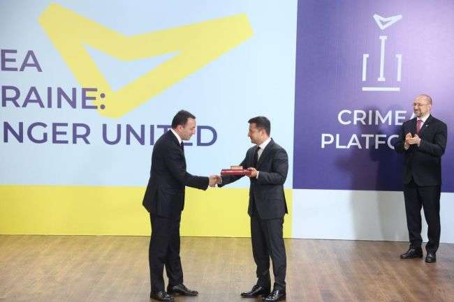 Зеленський нагородив орденами учасників Кримської платформи